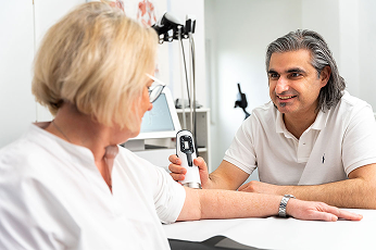 Dr. Bilgic im Gespräch mit einer Patientin