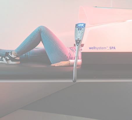 Die Massagetherapie auf einer Wellsystem™-Liege wird bei einer Frau durchgeführt.